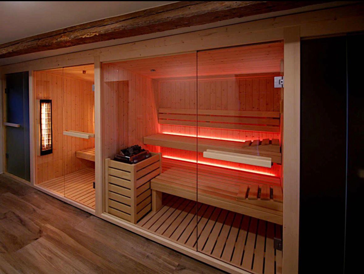 Cabina sauna in legno con illuminazione LED rossa per terapia infrarossi